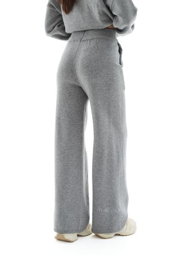 Серый вязаный костюм с вышивкой