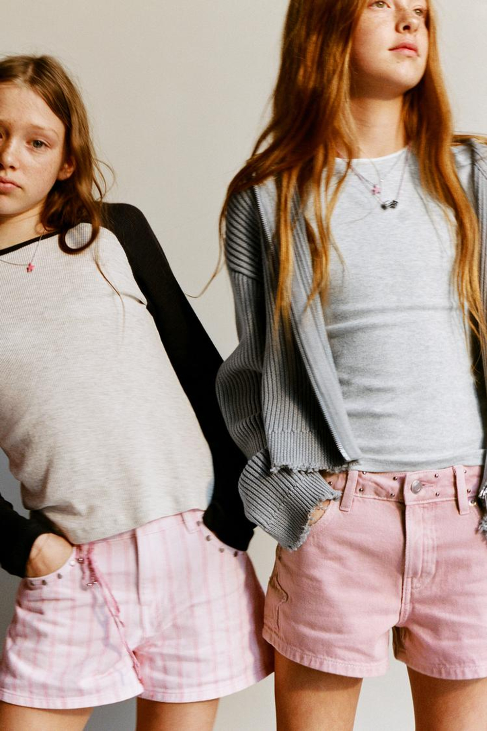 ZARA ДЖИНСОВЫЕ ШОРТЫ-БЕРМУДЫ С ЗАКЛЕПКАМИ И НАШИВКАМИ-ЗВЕЗДАМИ, РОЗОВЫЙ