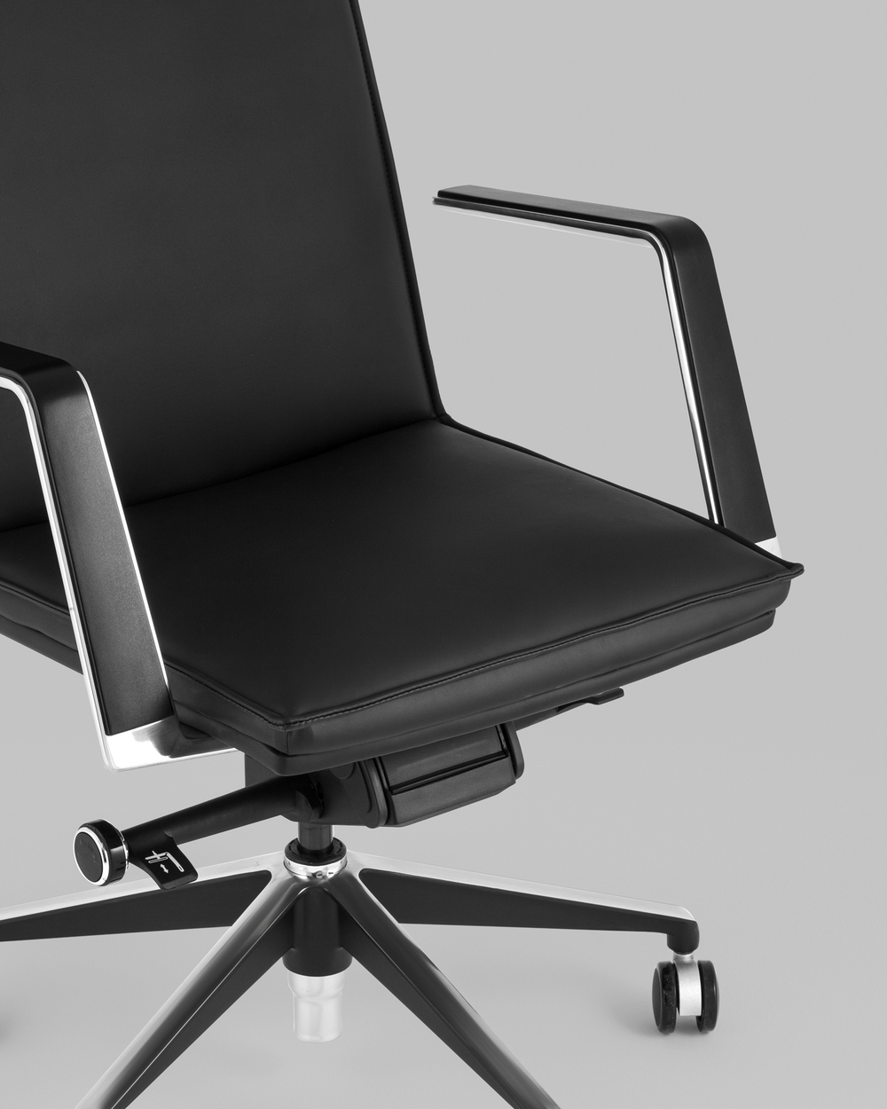 Кресло руководителя TopChairs Arrow черный