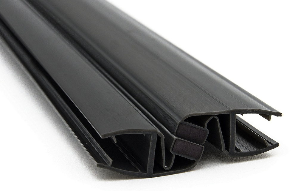 Уплотнитель магнитный, на стекло 4 мм, угол 180°, 2 метра (2 штуки) черный