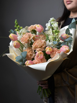 Сборный букет «Персиковая луна»