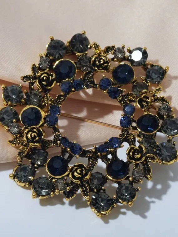 Брошь "Императрица" круг с розами, цвет серо-синий в чернёном золоте