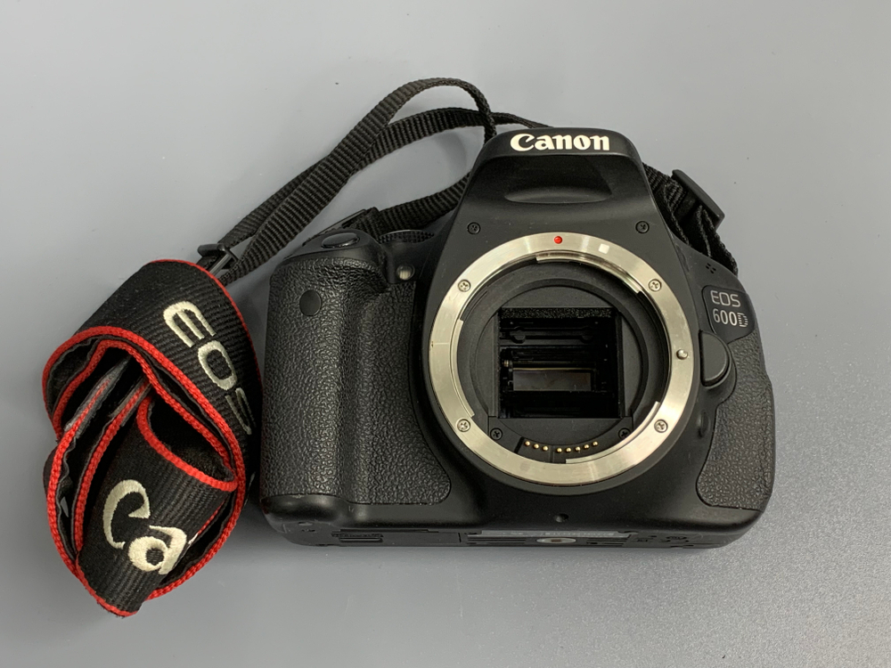 Canon EOS 600D kit 18-55mm IS ll 3.900 кадров