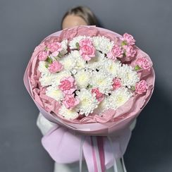 Букет из хризантем и кустовых гвоздик