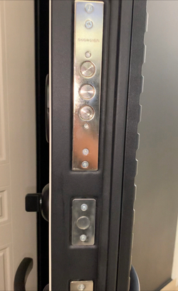 Входная металлическая дверь VOLCANO (ВОЛЬКАНО) Антрацит софт / 22 Белый софт, черная вставка