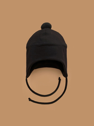 Мультисезонная шапка с помпоном (черный)