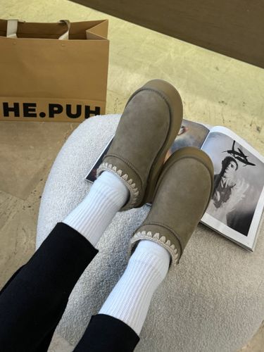 Оливковые низкие угги с контрастной отделкой