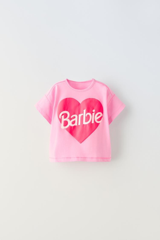 ZARA ФУТБОЛКА С ПРИНТОМ BARBIE™ И БЛЕСТКАМИ, НЕОНОВО-РОЗОВЫЙ