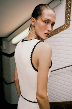 ZARA ТРИКОТАЖНЫЙ ЖИЛЕТ С КОНТРАСТНОЙ ВЫШИВКОЙ, БЕЛЫЙ