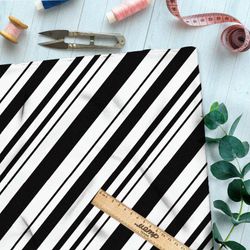 Ткань барби принт с чёрными полосками на белом фоне