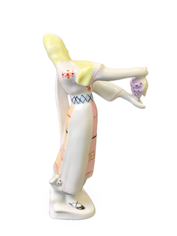 Фарфоровая статуэтка "Девушка с виноградом"