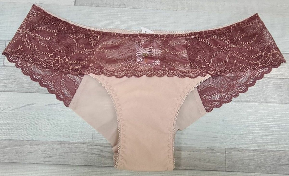 Трусики-бразилиана выполнены из кружева с люрексом (Размер: XL) (Цвет: светло-бордовый)