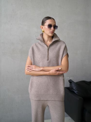 Костюм из жилета и брюк в цвете капучино