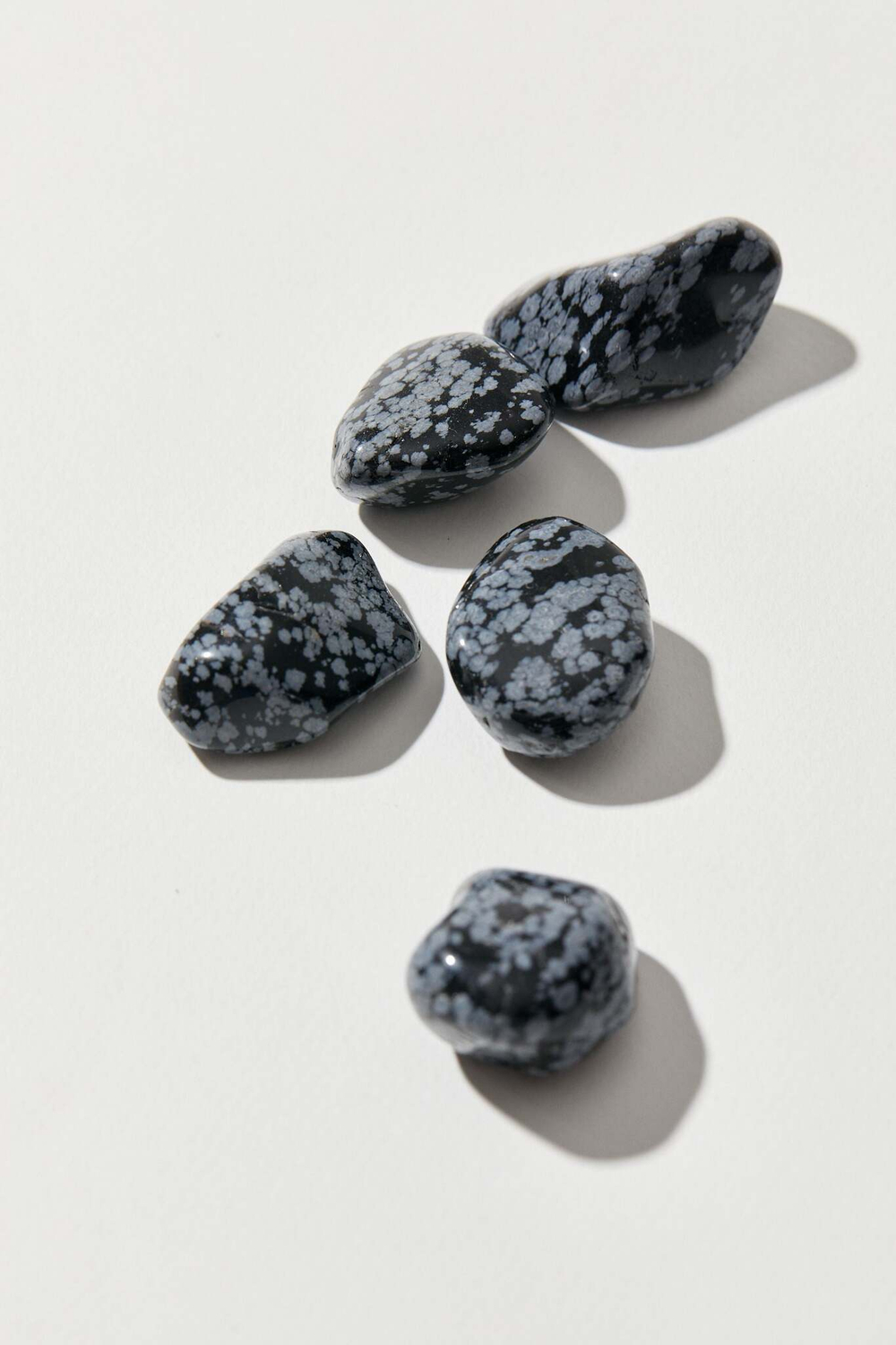 Снежный обсидиан галтовка