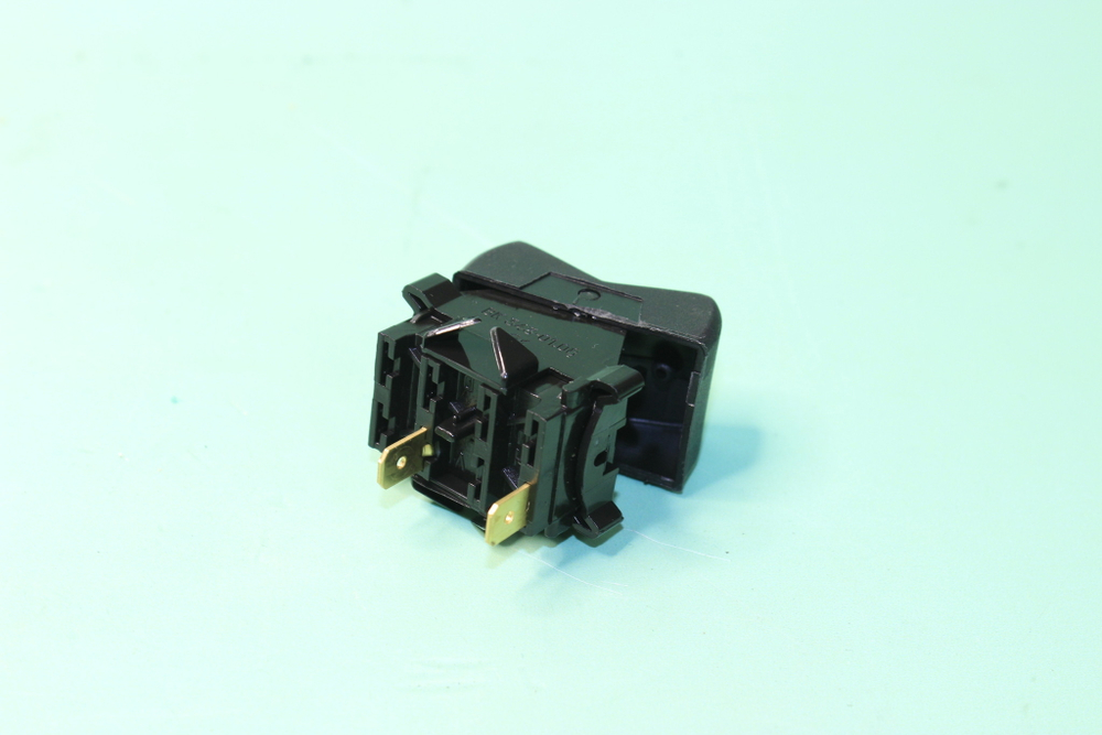 Выключатель-клавиша освещения салона