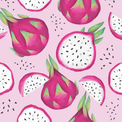 Драконовый фрукт на розовом фоне