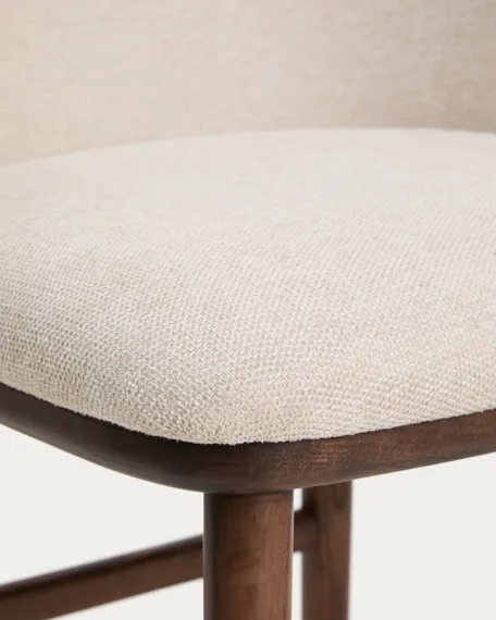 Барный стул Ciselia из бежевого шенилла с ножками из ясеня в отделке орех