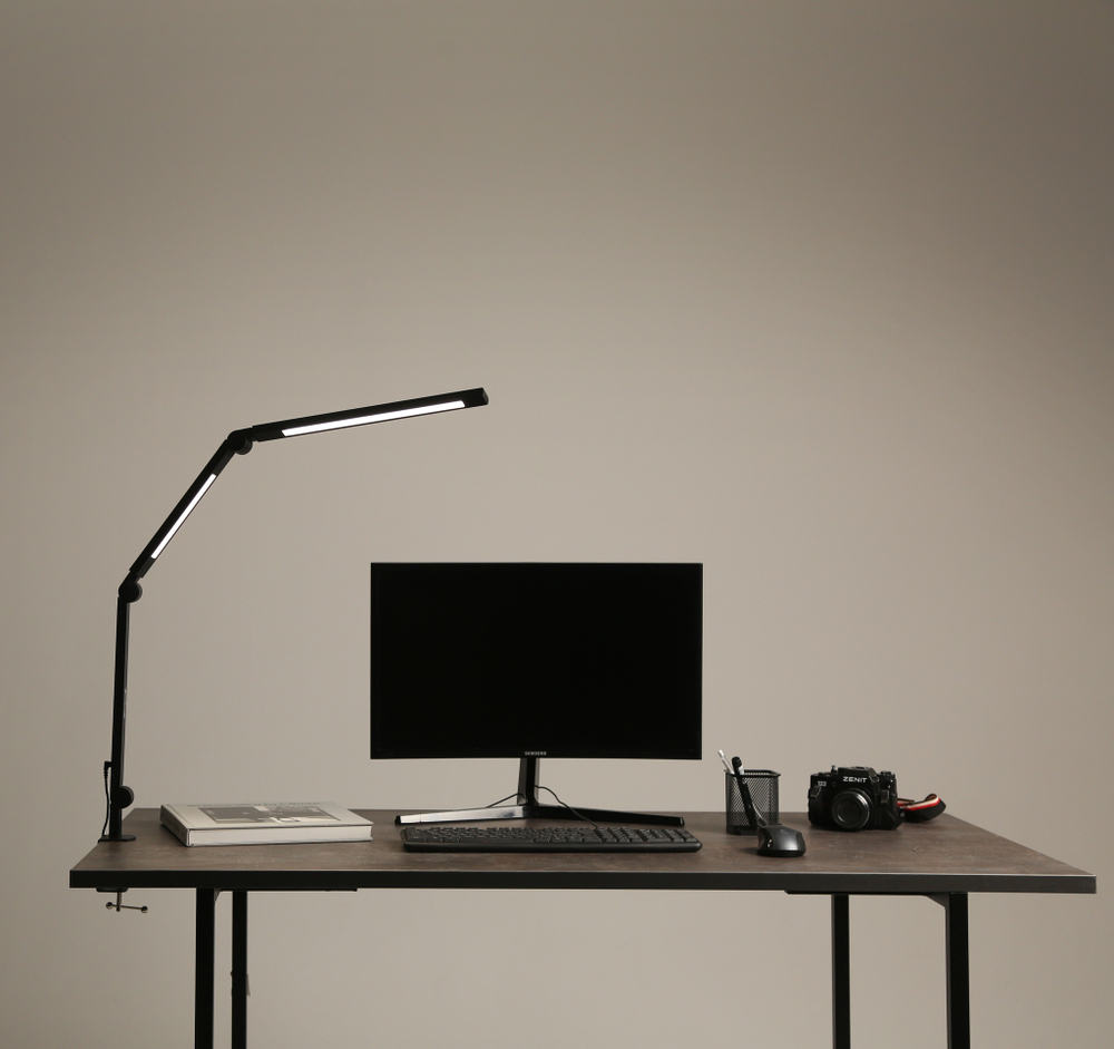 Светильник FRIENDME бестеневой настольный на струбцине светодиодный No.1 черный с двойным источником света. Яркость 1000 lum. 12W.