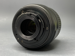 Nikon 18-55mm f/3.5-5.6G VR небольшой скол на корпусе