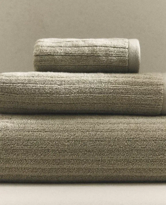 ZARA HOME БАННОЕ ПОЛОТЕНЦЕ В РЕЛЬЕФНУЮ ПОЛОСКУ, ЗЕЛЕНЫЙ
