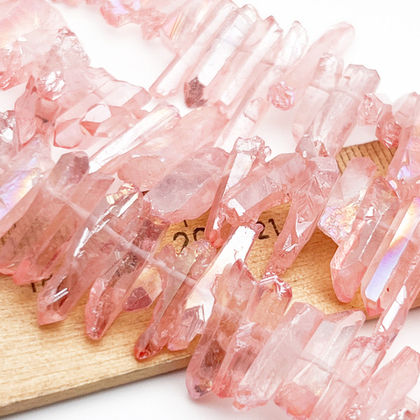 Кварц тонированный необработанные бусины, цвет темно-розовый, размер около 15-25*4-6 мм, цена за отрезок 9,5 см (1/4 нити)