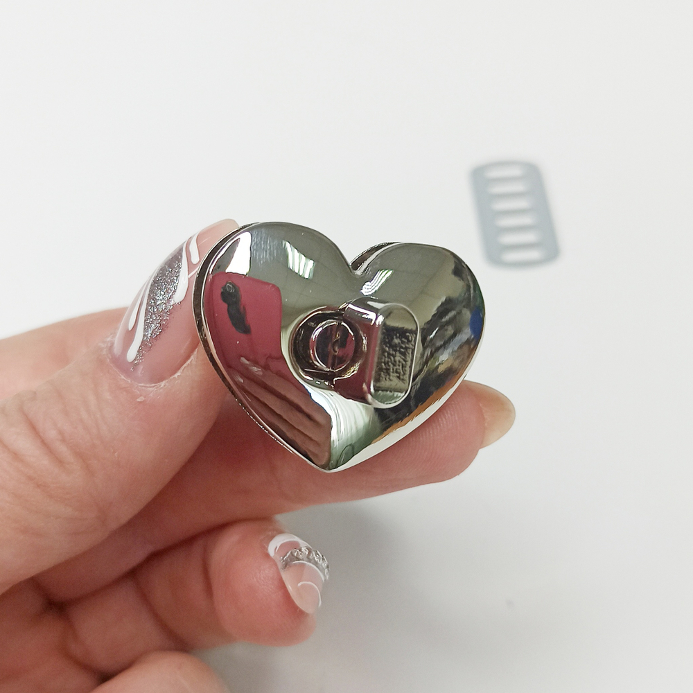 Замок вертушка на винтах 25*30 сердце Серебро