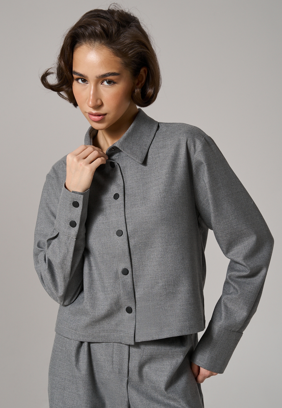 Рубашка-жакет укороченная серая