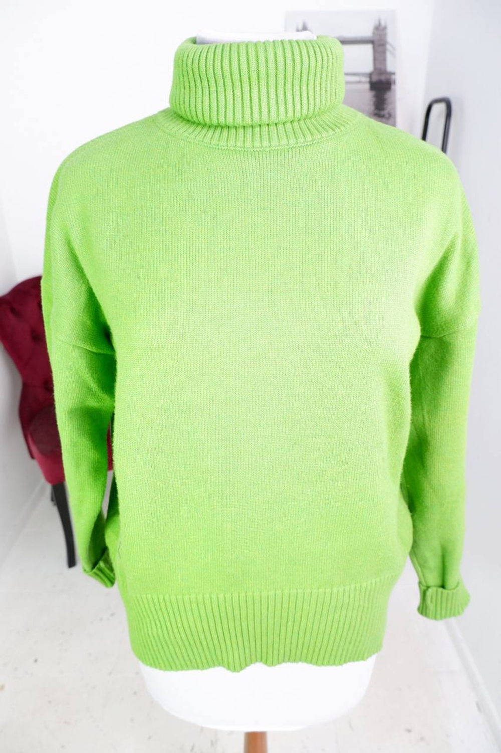 Свитер красивого цвета с воротом, визуально 52/54 размер