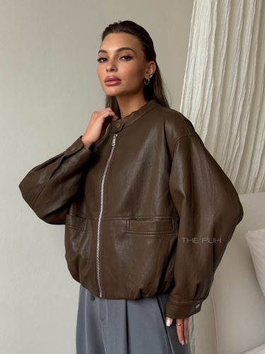 Коричневая куртка-бомбер из эко-кожи