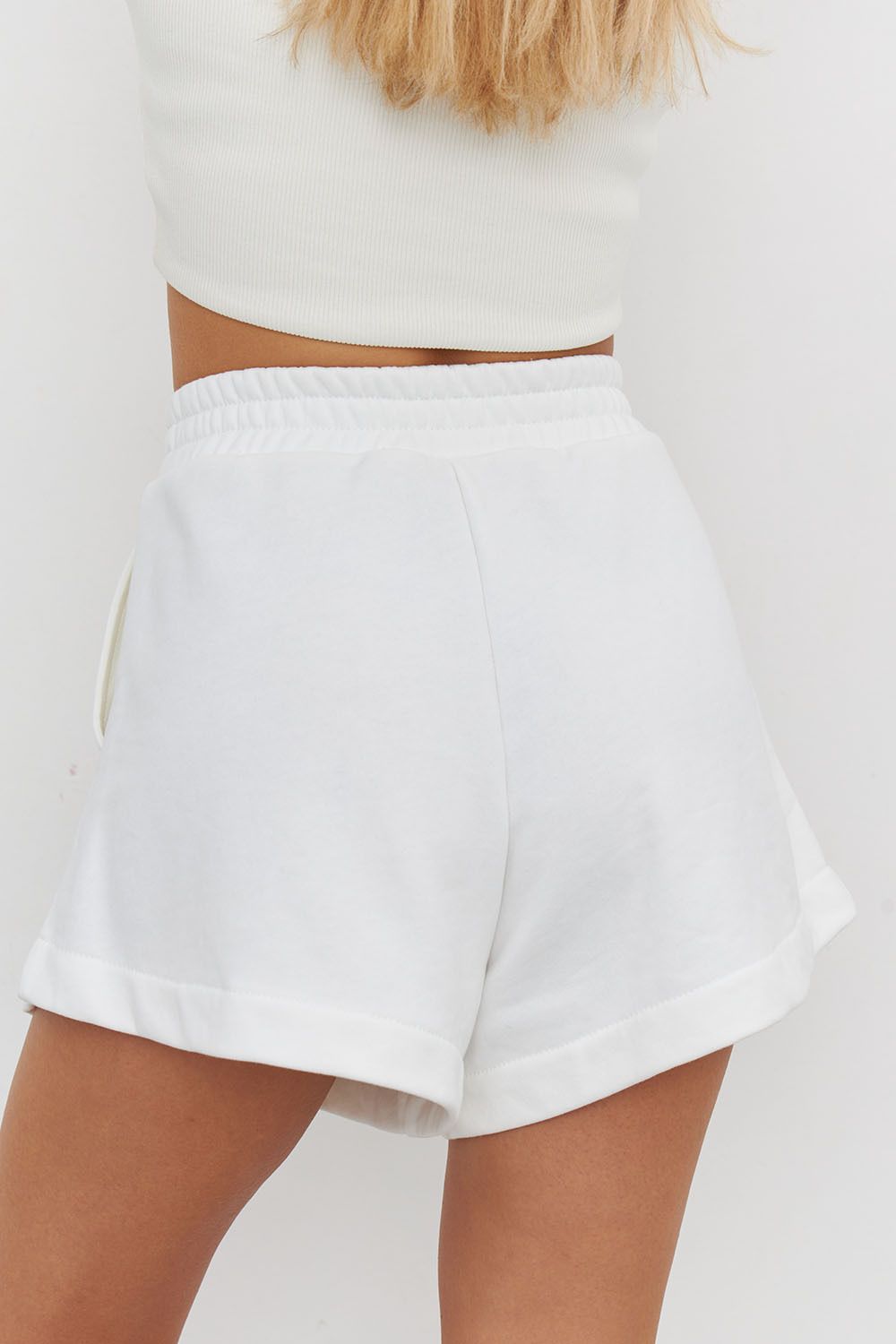 Шорты укороченные кремового цвета