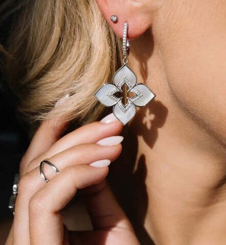 Серьги "TRUE FLOWERS" динамичные с перламутром в серебре