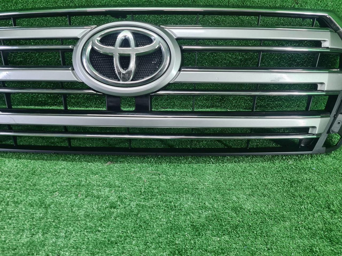 Решетка радиатора Toyota Land Cruiser 200 (2015-2021)