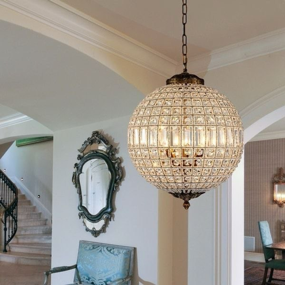 Элегантная подвесная люстра с шарообразным плафоном из фактурного стекла