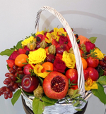 Большая корзина с фруктами, розами и орхидеями