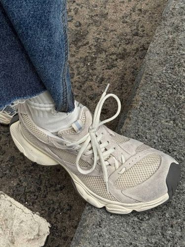 Массивные серые кроссовки с асимметричной шнуровкой