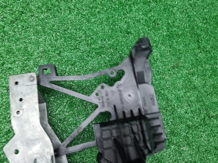 Кронштейн передней панели Mercedes E W213 (16-23)