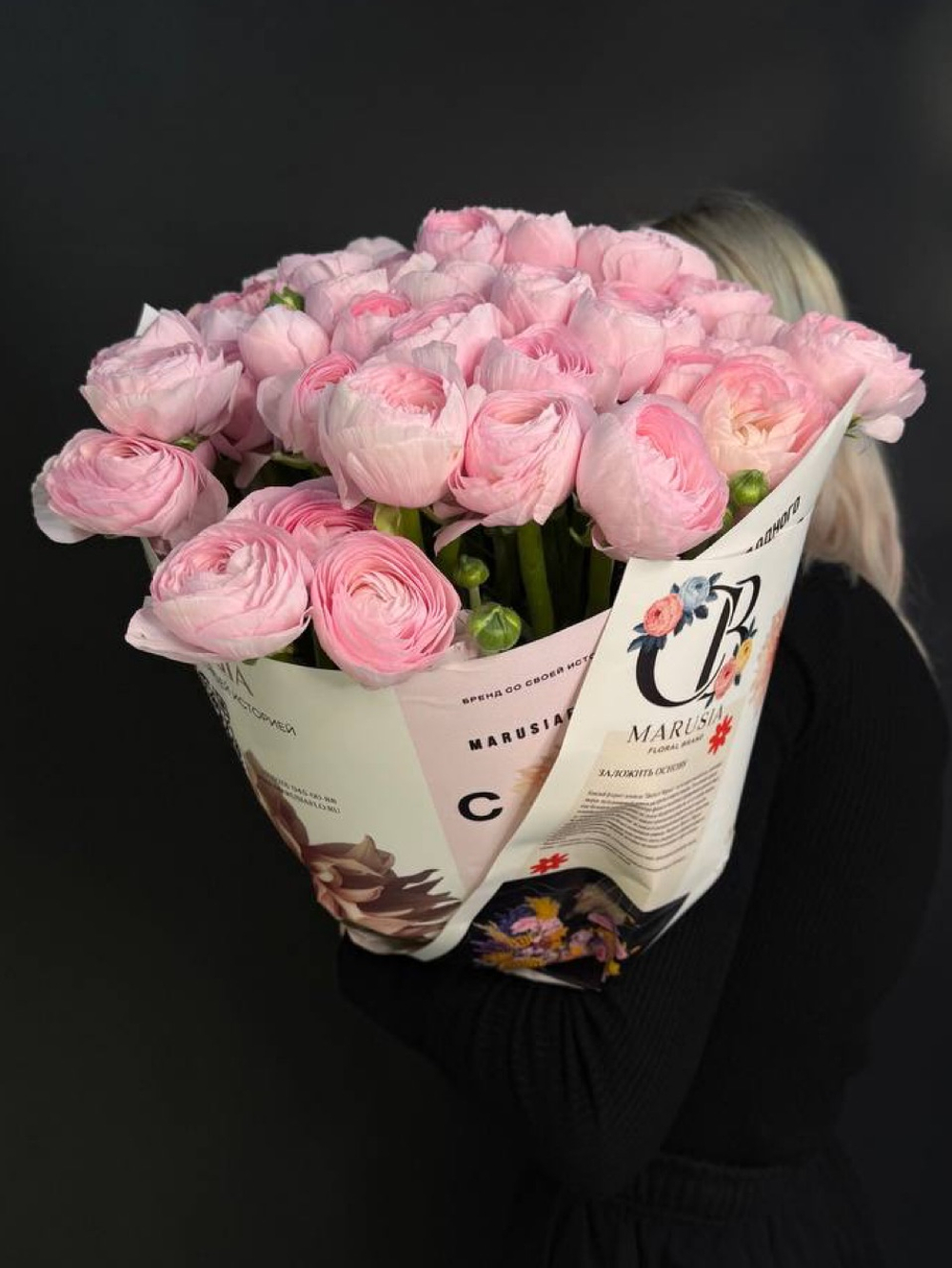 Букет 49 ранункулюсов в цветочной газете