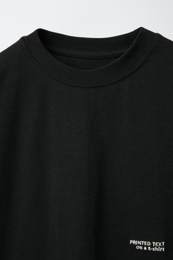 ZARA ФУТБОЛКА ИЗ ПЛОТНОЙ ТКАНИ С ВЫШИТОЙ НАДПИСЬЮ, ЧЕРНЫЙ