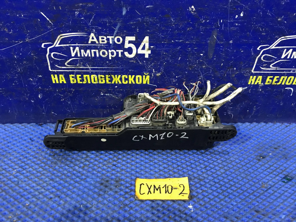 Блок предохранителей подкапотный TOYOTA IPSUM 1997