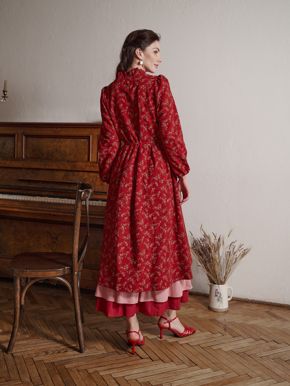 Платье с воротником стойкой