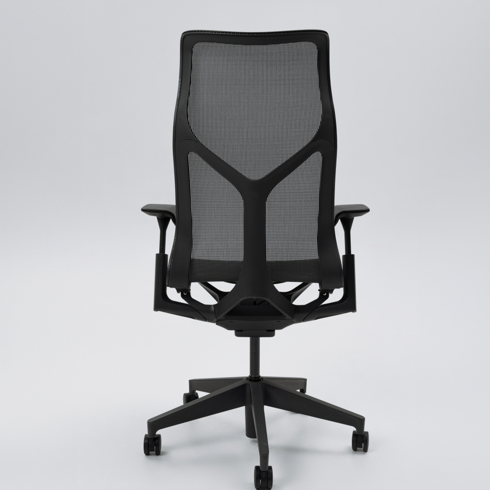 Кресло Herman Miller Cosm, высокая спинка, цвет Graphite, регулируемые подлокотники