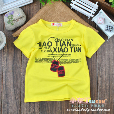 Футболка с надписями и принтом армейских жетонов на цепочке