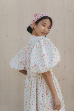 Платье с жабо и рукавами-фонариками из молочной джинсы в мелкий цветочек