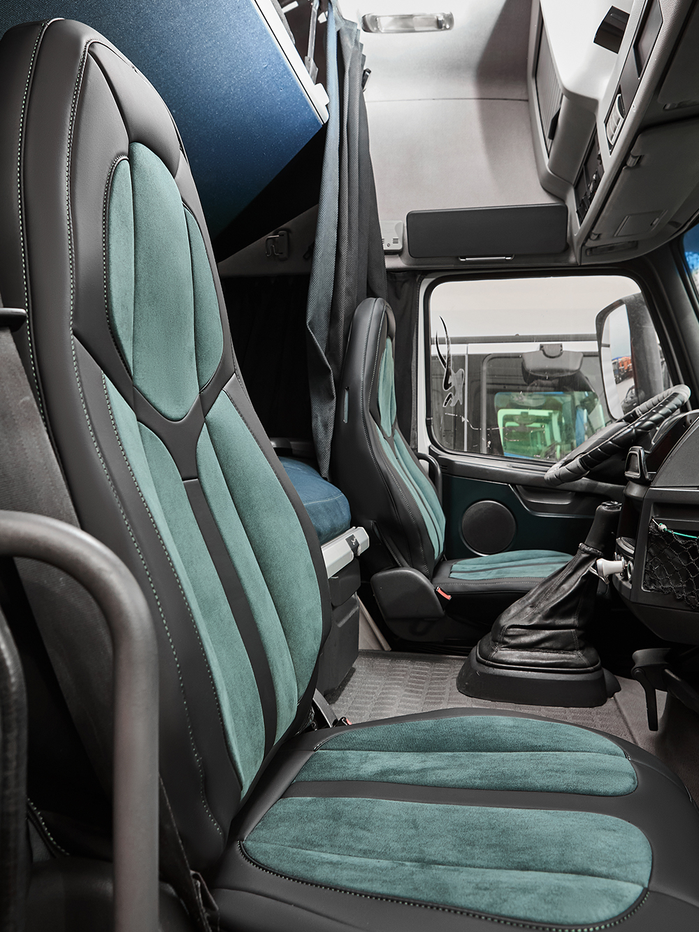 Чехлы Люкс VOLVO FH-13 после 2018 года: водитель от сиденья, пассажир от стойки кабины (один вырез под ремень) (экокожа, черный, зеленая вставка)