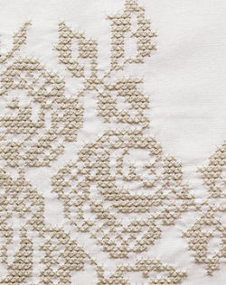 Элитная наволочка декоративная для валика Rose белая от Luxberry детали