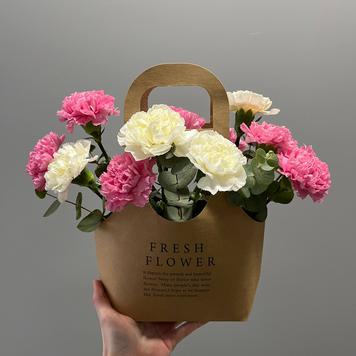 Очаровательная композиция из диантусов с эвкалиптом