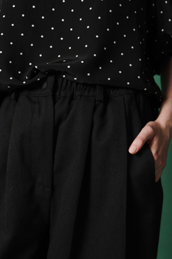 Брюки-бананы из плотного хлопка черного цвета