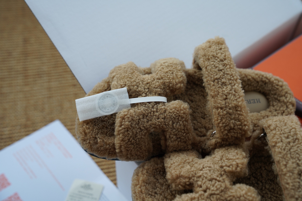 Сандалии из натуральной кожи и меха ягненка