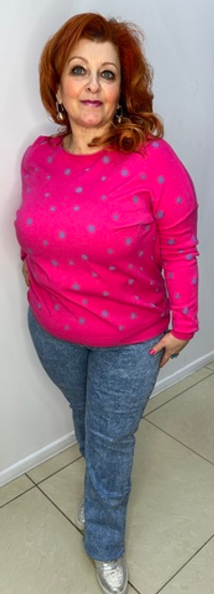 Яркий джемпер с голубыми горошинами