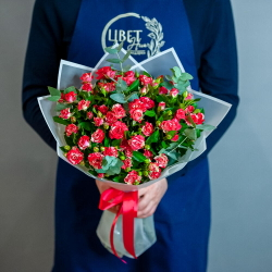 Букет ярких кустовых роз в светлом оформлении